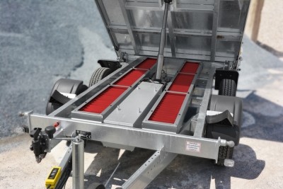 75f80c6aade274a5568186a7125b72e7.jpeg Kipper TRIUS SHDK O2 27-30-18.2 mit verzinkten Bordwänden und Handpumpe.